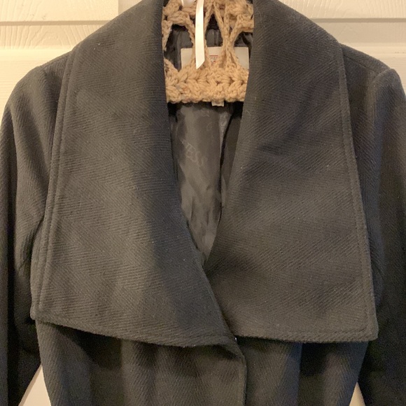 GUESS BLACK COAT/JACKET SZ M /w BELT LARGE COLLAR WOOL BLEND- POCKETS SNAP CLOSE - Picture 3 of 11